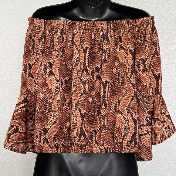 Express leopard off the shoulders top NWOT - Picture 4 of 5